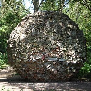 689px-denhaag_kunstwerk_puinbal.jpg
