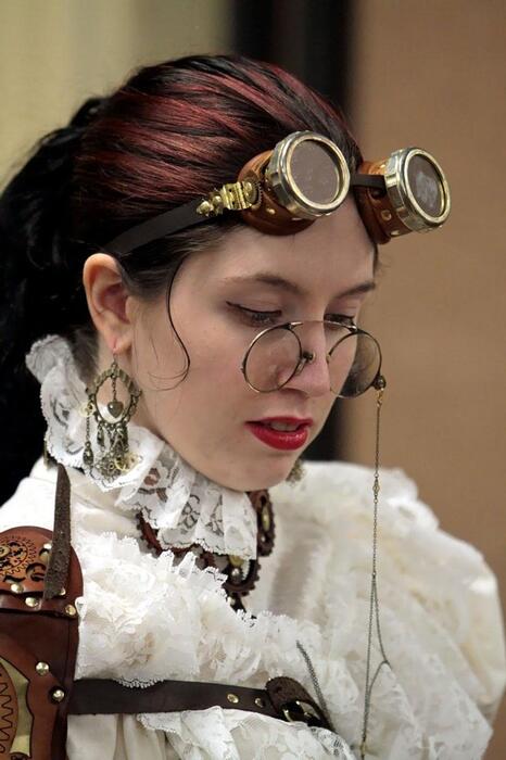 6-mind-blowing-ways-wear-your-steampunk-goggles.w654.jpg